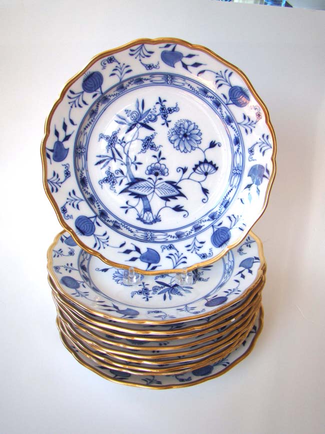 A fine set of 10 Meissen gold decorated dinner plates, 19th century